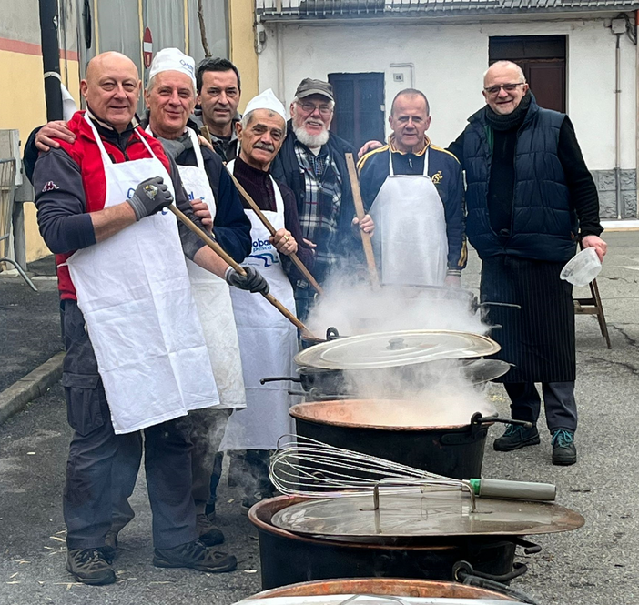 Crevacuore celebra la tradizione, in piazza quasi 280 porzioni di polenta e tapulone (foto di Ermanno Orsi)