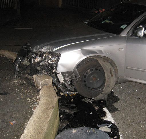 Ubriaco finisce contro la cabina dell'Enel e lascia Pramorisio al buio