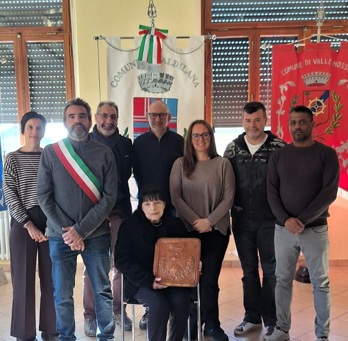 Valdilana, consegnato un prezioso dono per la comunità (foto dalla pagina Facebook del comune di Valdilana)