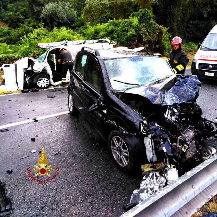 Terribile frontale a Serravalle: morta una donna, due feriti FOTO