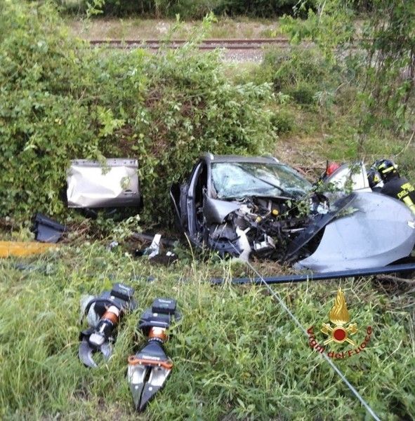 Fuori strada con l'auto: è in codice rosso Fuori strada con l'auto: è in codice rosso