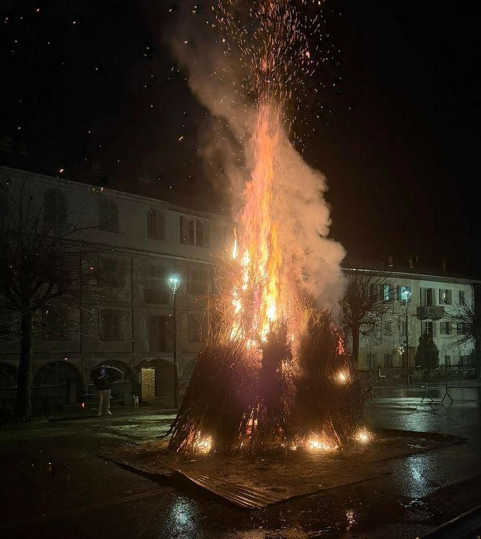La pioggia non rovina la festa, a Valle Mosso il Falò di Natale