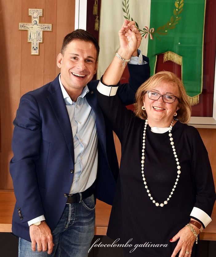 La neo eletta Maria Vittoria Casazza con il sidnaco uscente Daniele Baglione La neo eletta Maria Vittoria Casazza con il sidnaco uscente Daniele Baglione