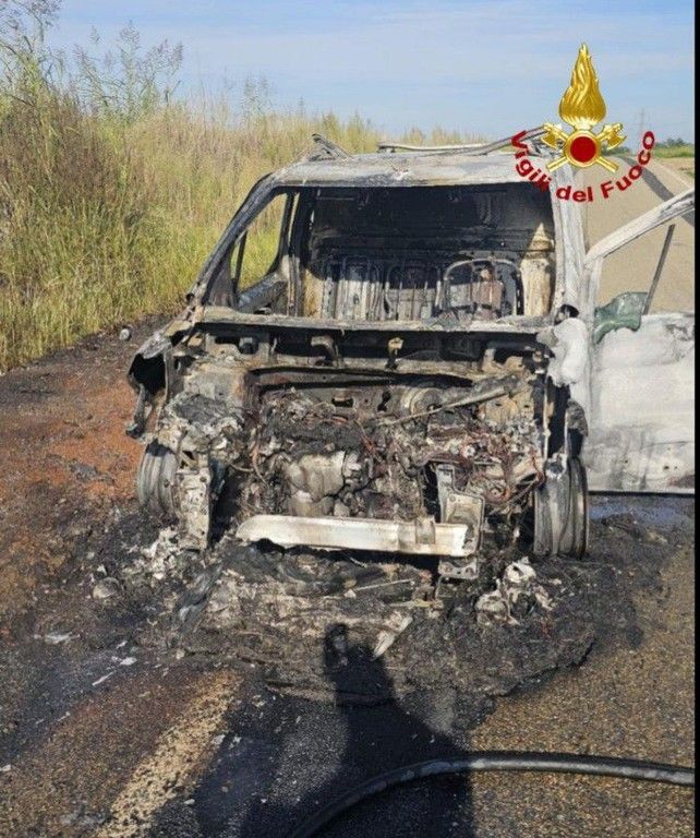 Villarboit, furgone in fiamme sulla SP58: intervengono i Vigili del Fuoco