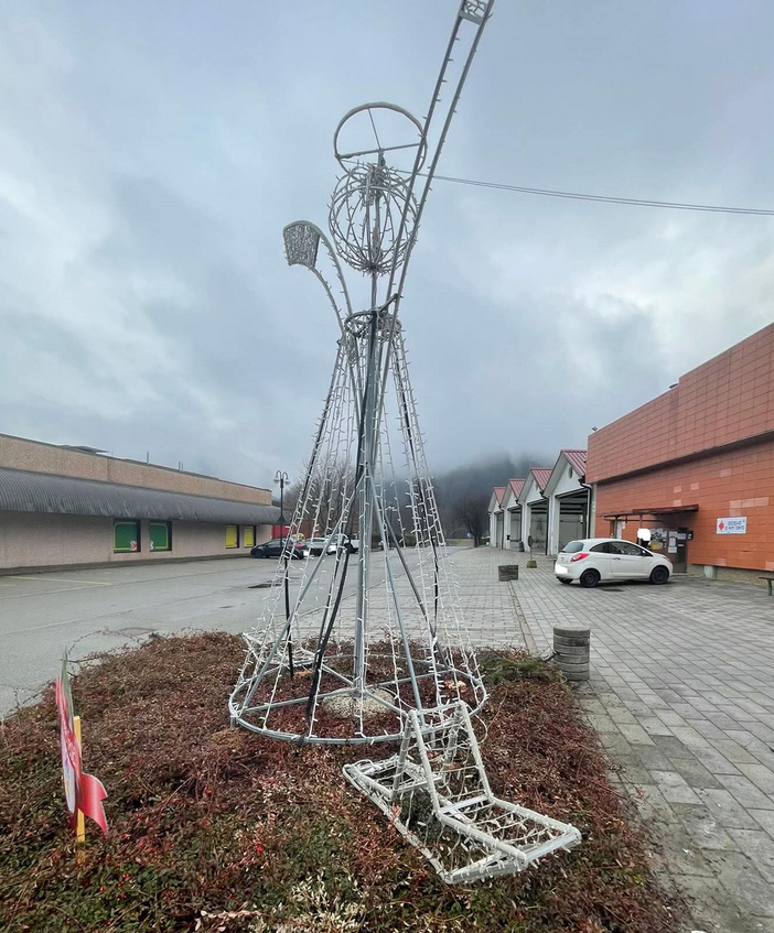 Dopo Cossato, vandali colpiscono anche a Pray. Danni all'Angelo della Pro Loco: “Non si ripeta più” (foto dalla pagina Facebook di Pro Loco Pray)