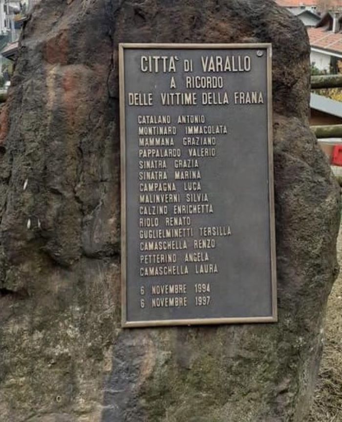 La lapide che ricorda le vittime della frana del Levante La lapide che ricorda le vittime della frana del Levante