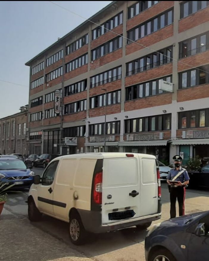 Preso in flagrante mentre sta rubando il furgone di una pizzeria