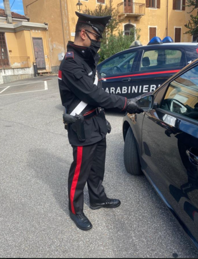 Tenta la truffa dello specchietto ma l'anziana vittima lo mette in fuga e i carabinieri lo denunciano