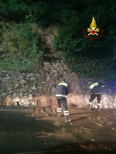 Borgosesia: Detriti da un pendio invadono la carreggiata. Nessun mezzo coinvolto