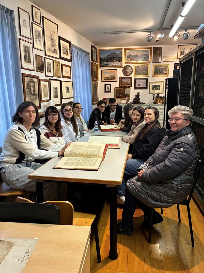 Varallo, la 4ª del Liceo Classico in Biblioteca: dai servizi al pubblico agli incunaboli e all’Encyclopédie Varallo, la 4ª del Liceo Classico in Biblioteca: dai servizi al pubblico agli incunaboli e all’Encyclopédie
