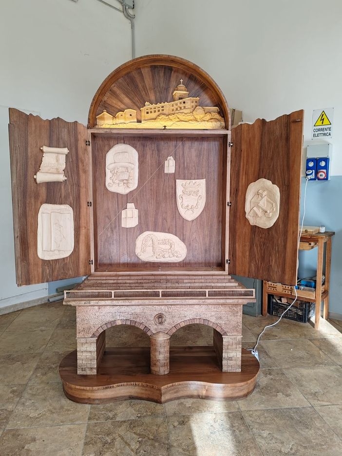 Varallo, gli studenti della Scuola Barolo presentano il manufatto in legno dedicato ai mille anni della città