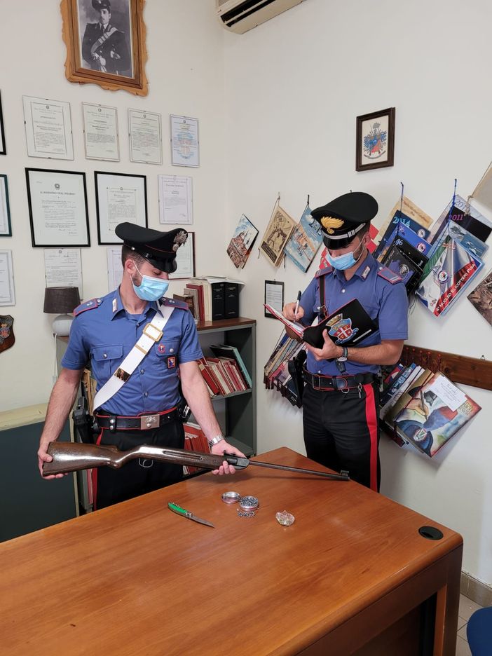 Minaccia di morte la mamma e ferisce un carabiniere: 29enne in manette