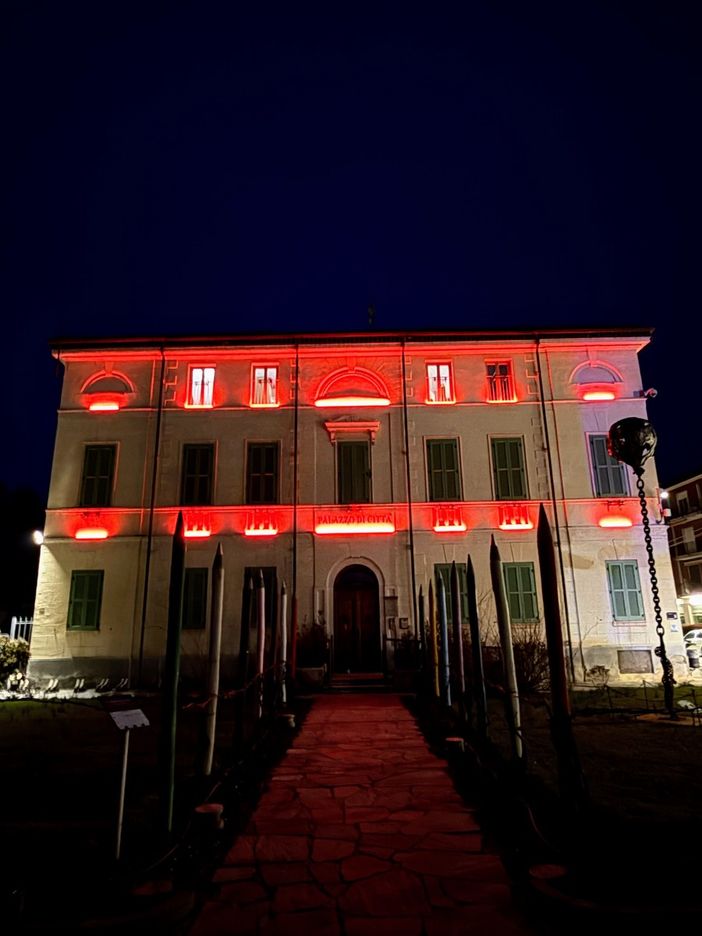 Gattinara illumina di rosso il Municipio per sensibilizzare sulle cardiopatie congenite
