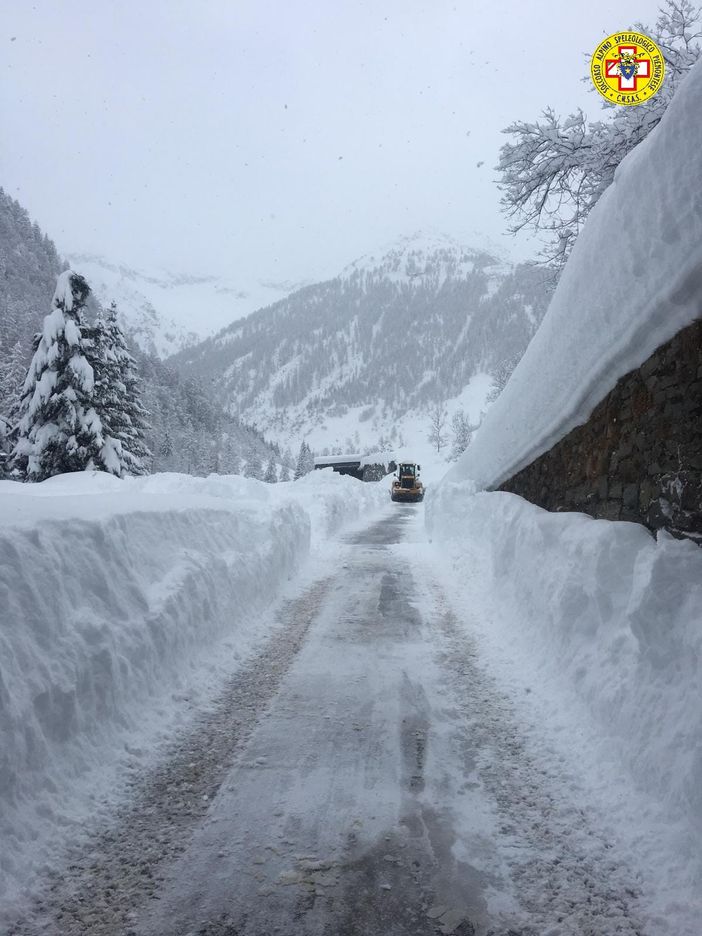 Un metro di neve in Val Sermenza e Carcoforo isolato: beni distribuiti e soccorsa anche una donna