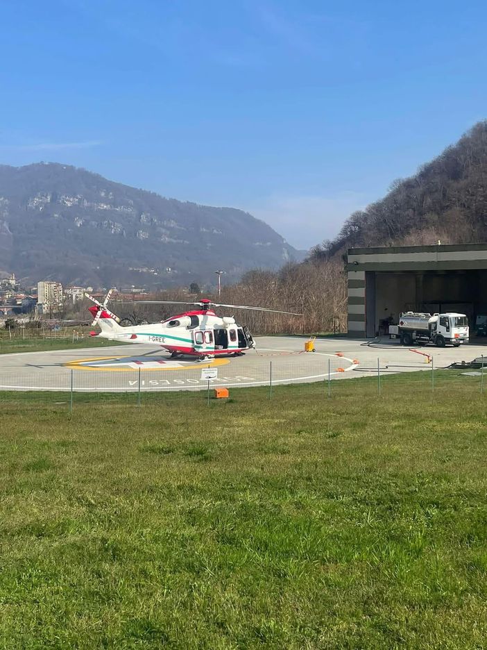 Tragedia di Crans-Montana, impegnato anche l’elisoccorso con base a Borgosesia: trasferito un ferito in Lombardia