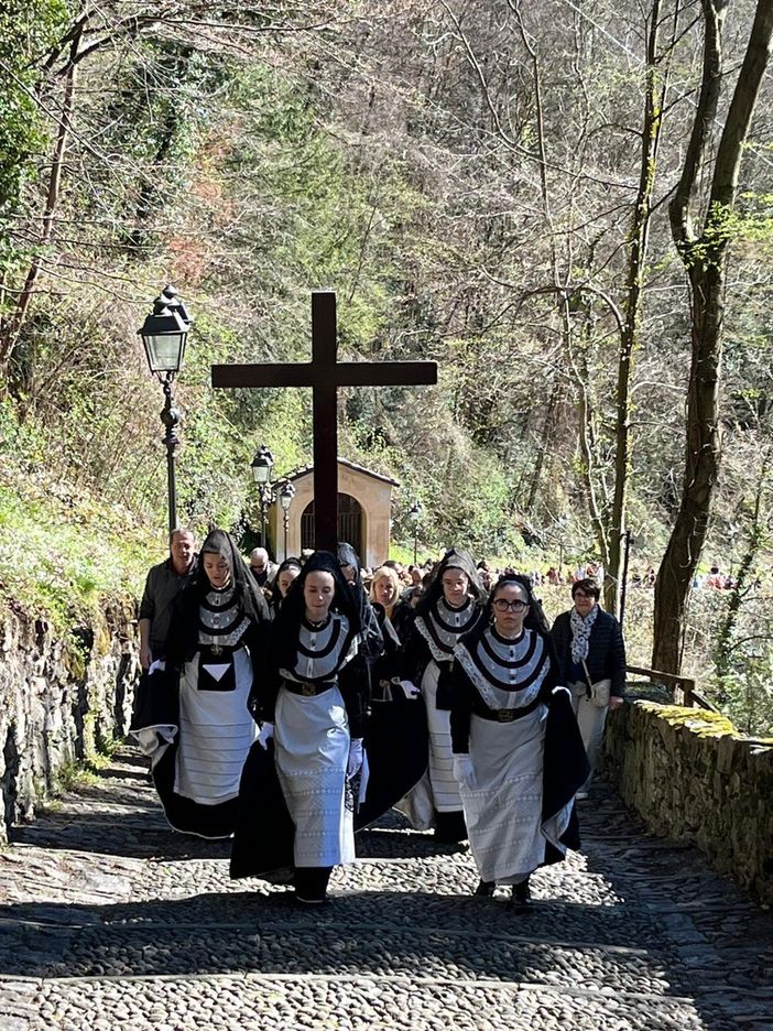 Varallo, grande partecipazione per la processione delle Pie Donne verso il Sacro Monte - foto di Ermanno Orsi