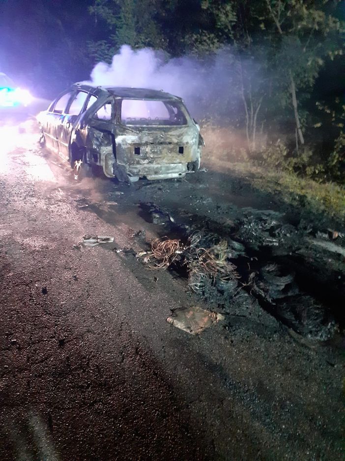 Rovasenda, auto prende fuoco, salvo il conducente - FOTO