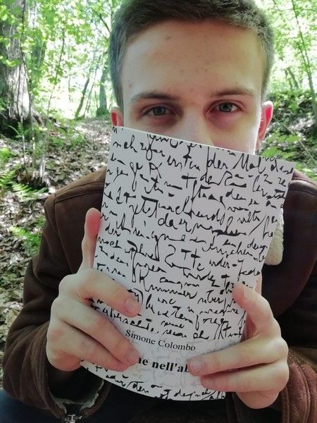 A 18 anni scrive il primo romanzo ed è già in libreria. Intervista a Simone Colombo A 18 anni scrive il primo romanzo ed è già in libreria. Intervista a Simone Colombo