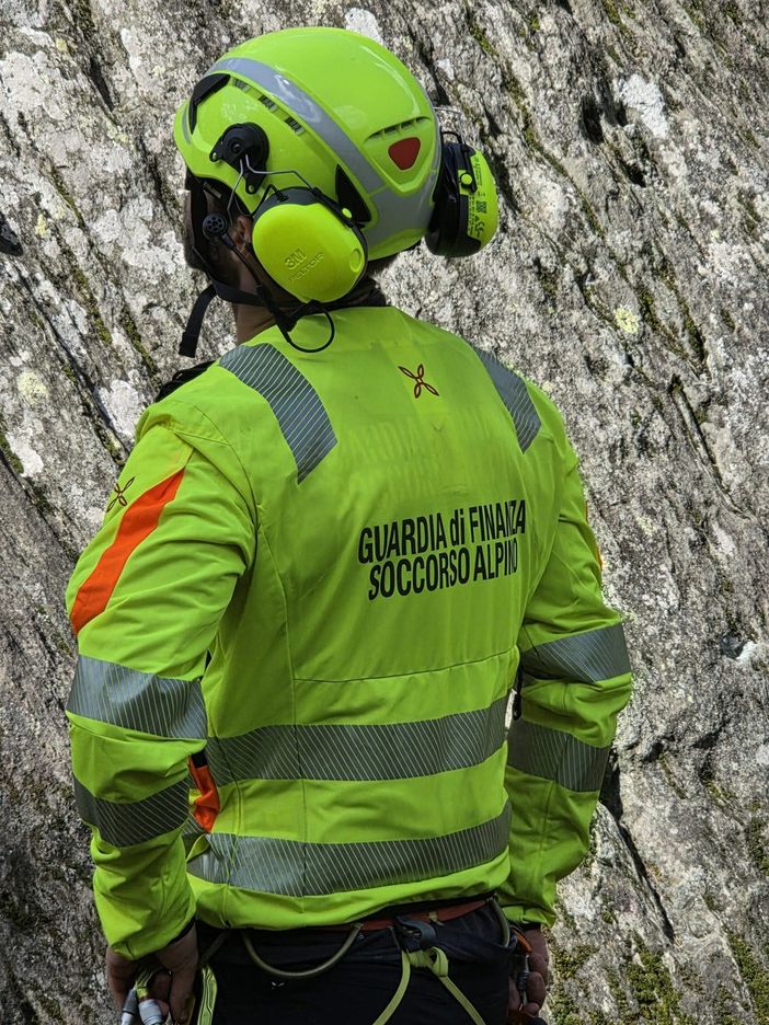 Monte Rosa, allarme valanghe in quota: elisoccorso e Guardia di Finanza salvano due sciatori inglesi e la guida