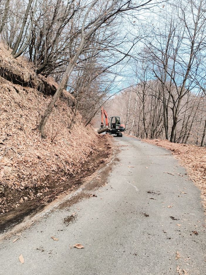 Quarona, manutenzione annuale sulla strada per il Monte Tovo: pulizia delle cunette e raccolta foglie