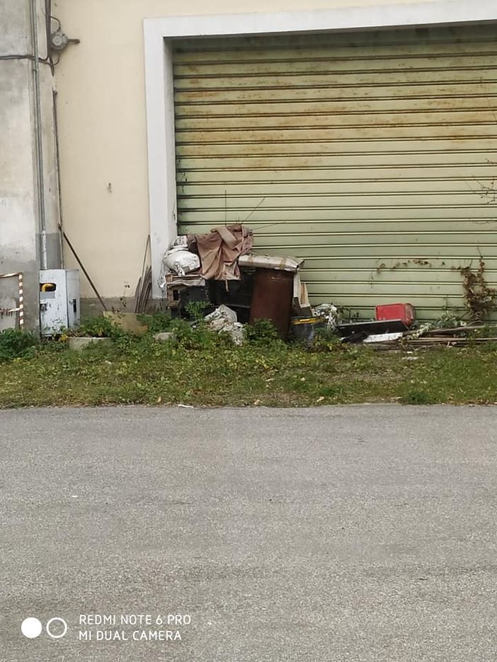 Il sindaco di Borgosesia va a caccia di rifiuti e aree da pulire Il sindaco di Borgosesia va a caccia di rifiuti e aree da pulire