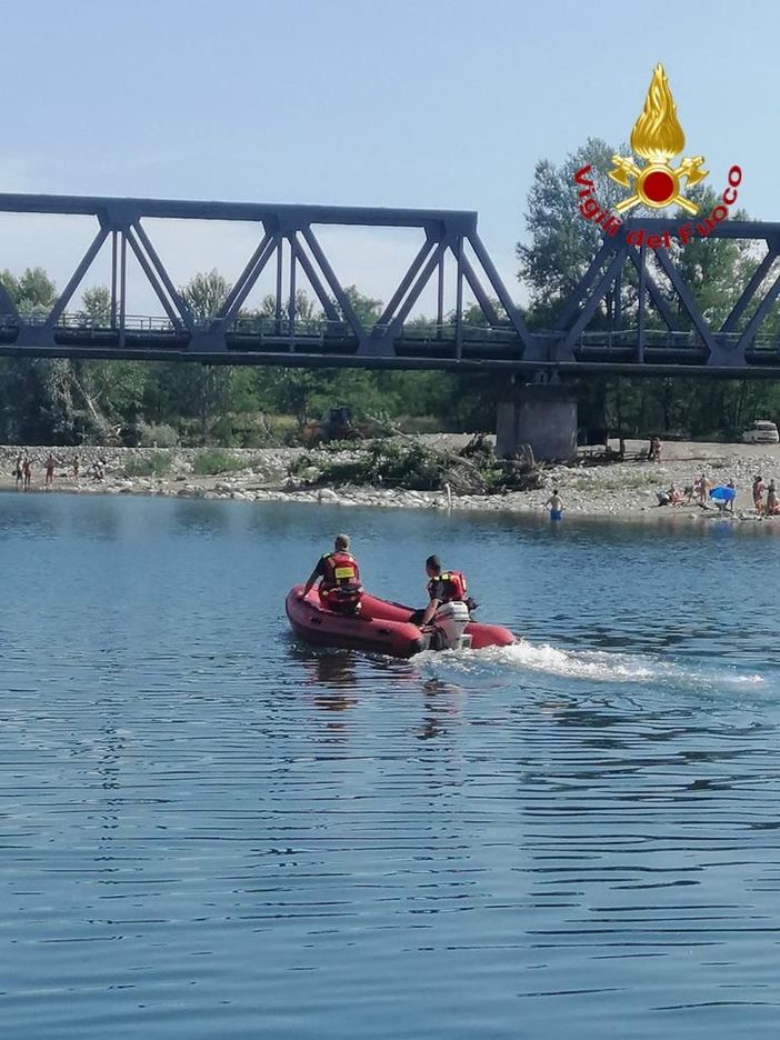 Fa il bagno nel Sesia e rischia il peggio. Soccorso dai Vigili del Fuoco