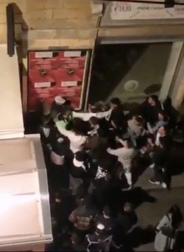 Rissa in centro a Vercelli: denunciati tre giovani. Uno è minorenne