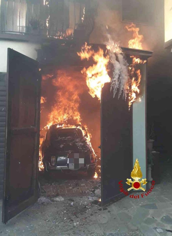 Borgosesia, garage e auto in fiamme: in azione i Vigili del Fuoco Borgosesia, garage e auto in fiamme: in azione i Vigili del Fuoco