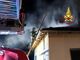 Incendio di un tetto nel vicino Vercellese, i Vigili del Fuoco evitano il peggio