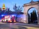Dal Nord Ovest – Si lancia con il paracadute e atterra dentro il cimitero, soccorsi in azione Dal Nord Ovest – Si lancia con il paracadute e atterra dentro il cimitero, soccorsi in azione