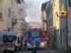 Santhià, appartamento in fiamme al terzo piano: evacuati i residenti Santhià, appartamento in fiamme al terzo piano: evacuati i residenti
