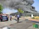 Enorme incendio divampato in un magazzino del Gardenville, si lavora per salvare il negozio (servizio di Mattia Baù)