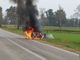Auto distrutta dalle fiamme. Paura per il conducente FOTO E VIDEO