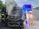 Auto in fiamme vicino al casello di Carisio.