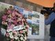 Una corona di rose deposta dagli organizzatori del Giro d'Italia alla partenza della Funivia