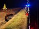 Incidente stradale a Livorno Ferraris: finisce in un canale e rimane intrappolato, l'intervento dei Vigili del Fuoco.