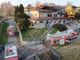 Tetto di una villa a fuoco a Roasio
