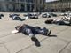 Infermieri si incatenano davanti al palazzo della Regione a Torino: “Gli eroi sono stati dimenticati” FOTO VIDEO