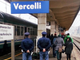 Vercelli: bloccano il treno in partenza appendendosi alla motrice
