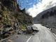 Enorme masso finisce sulla strada a Rimasco
