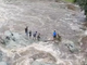 Famiglia in difficoltà in mezzo al torrente - VIDEO