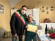 Il sindaco Baglione ha consegnato una pergamena e una bottiglia del “Vin dal Sindic” alla neo centenaria Angelina Scribante