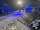 Neve e ghiaccio sull'asfalto, auto scivola fuori strada a Valdilana
