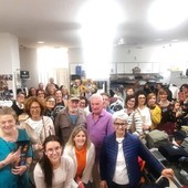 “Libri in bottega”, 43 lettori per la serata del Silent Book Club Borgosesia