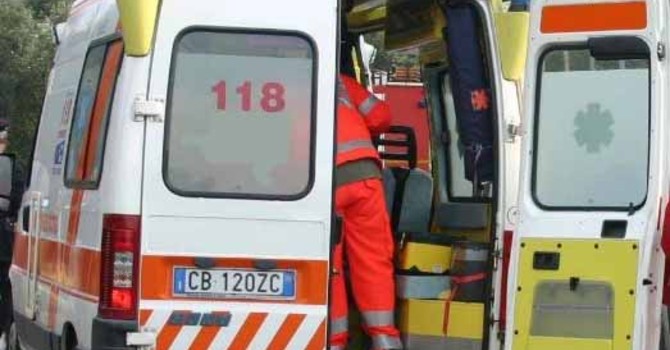 Romagnano: camionista colto da malore sulla SS142, non ce l'ha fatta Romagnano: camionista colto da malore sulla SS142, non ce l'ha fatta