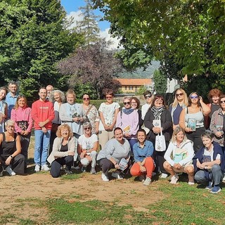 Borgosesia, una quarantina di lettori al Silent Book Club tra libri e benessere al Parco Magni