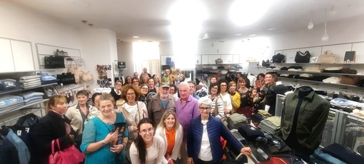 “Libri in bottega”, 43 lettori per la serata del Silent Book Club Borgosesia “Libri in bottega”, 43 lettori per la serata del Silent Book Club Borgosesia