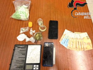 Nasconde in bocca due dosi di cocaina durante un controllo, fermato un 35enne in Valsessera