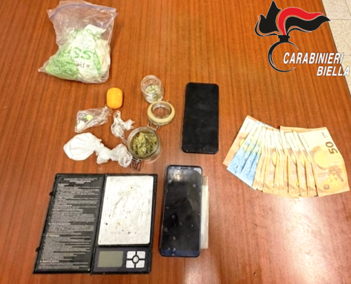 Nasconde in bocca due dosi di cocaina durante un controllo, fermato un 35enne in Valsessera