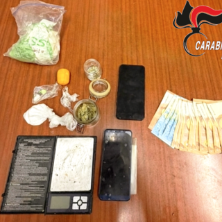 Nasconde in bocca due dosi di cocaina durante un controllo, fermato un 35enne in Valsessera